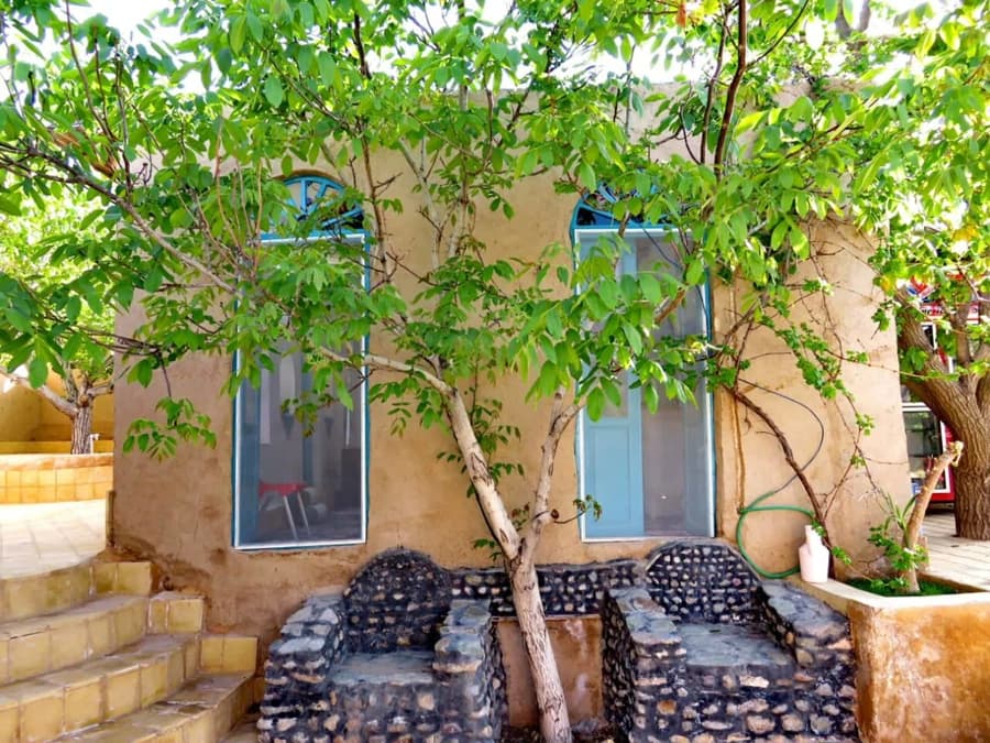 حیاط اقامتگاه