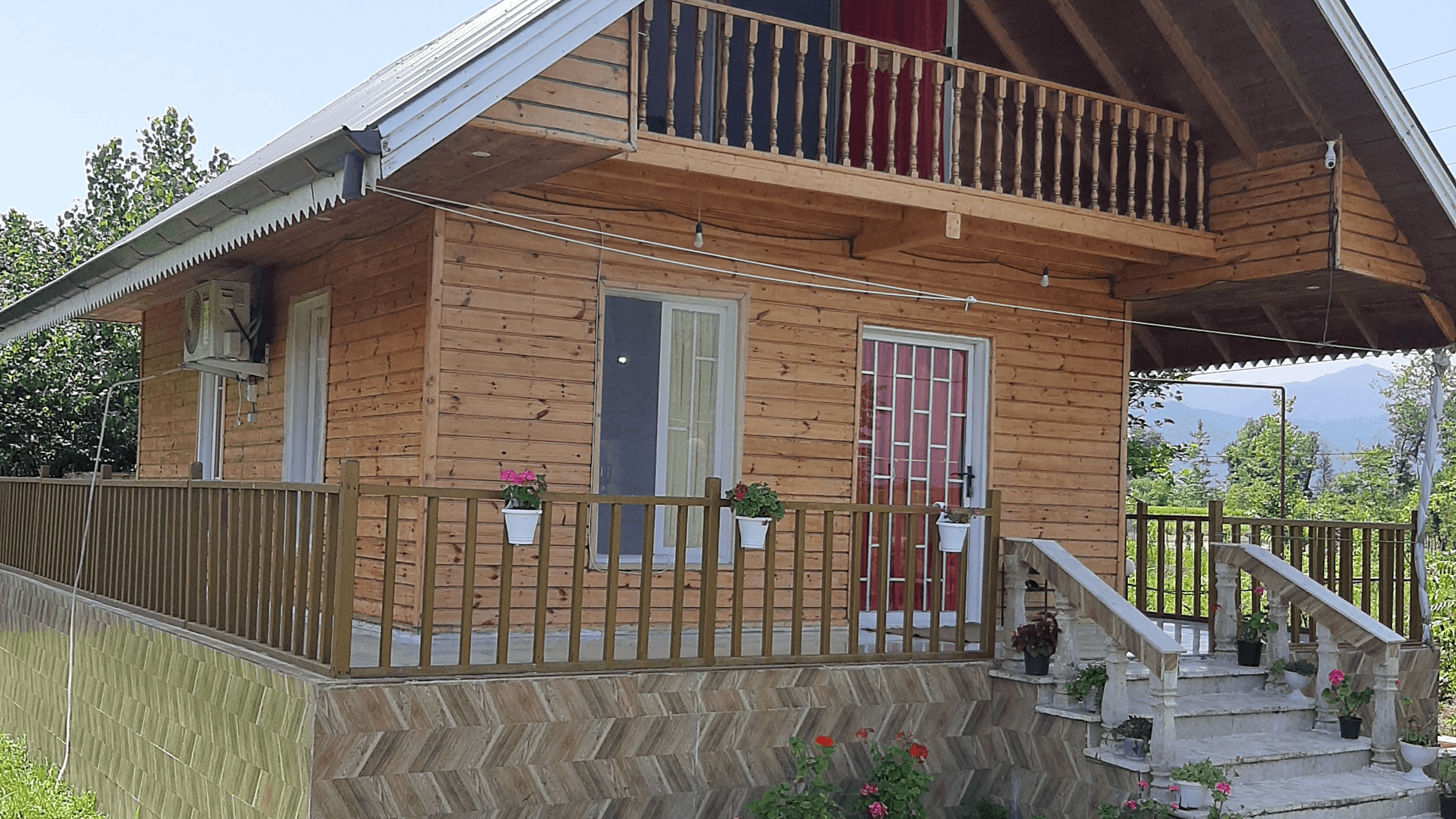 کلبه چوبی دوبلکس در روستا رودکنار پره سر نمای کلبه