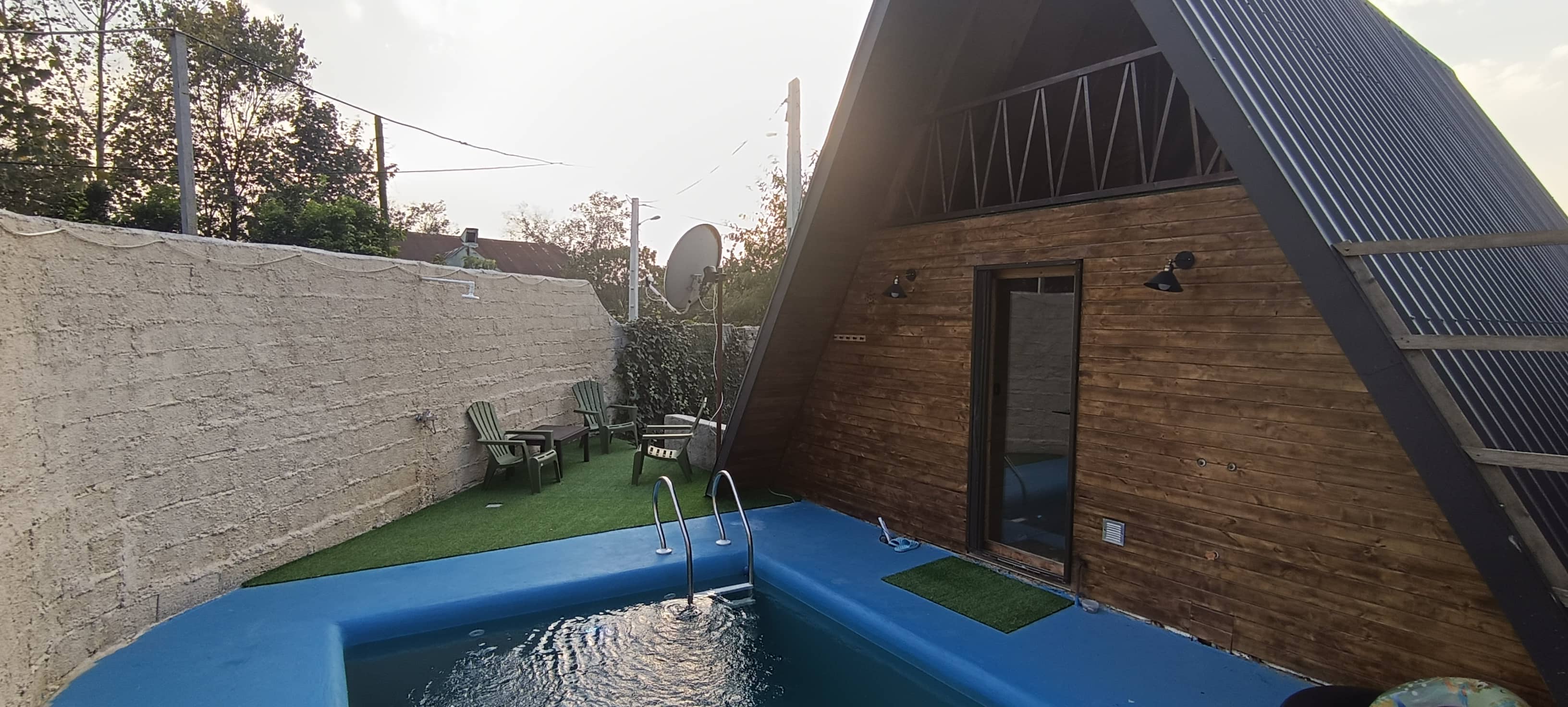 کلبه سوئیسی استخردار در روستای تجن گوکه - آستانه اشرفیه نمای کلبه