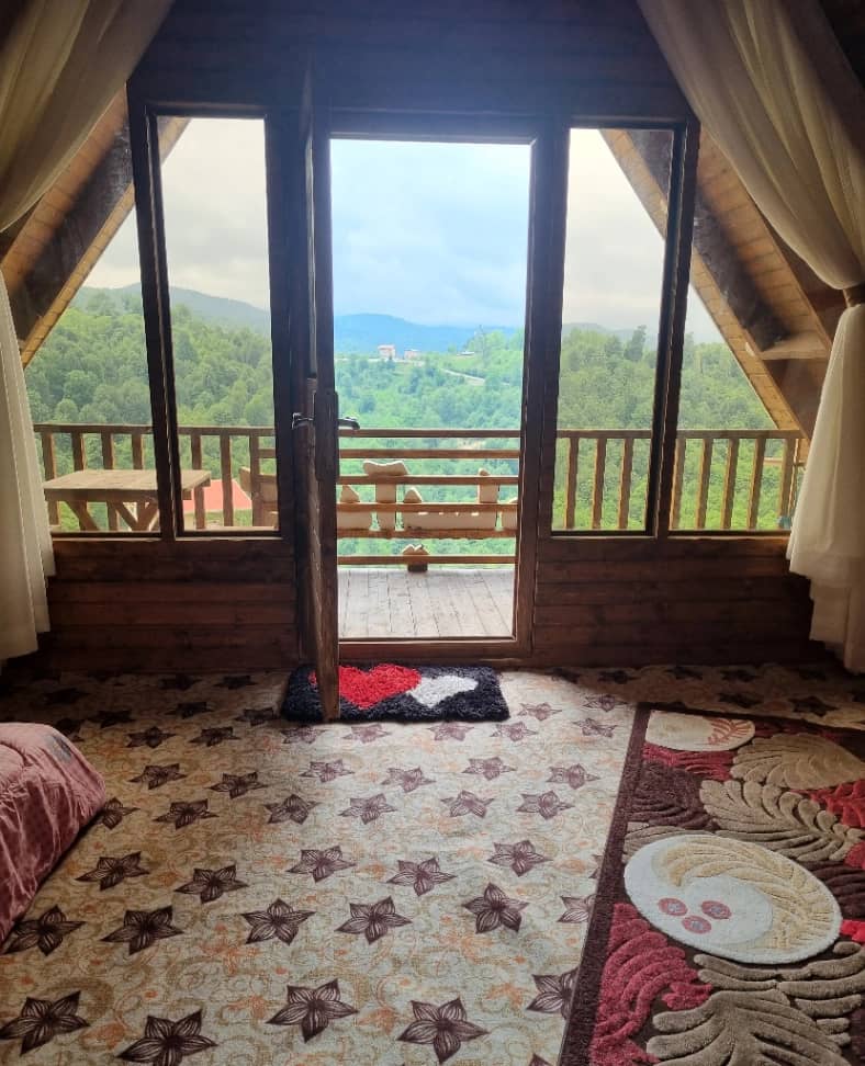 کلبه سوئیسی جنگلی جکوزیدار در روستای سنگنیشت زیرآب نما کلبه سوئیسی