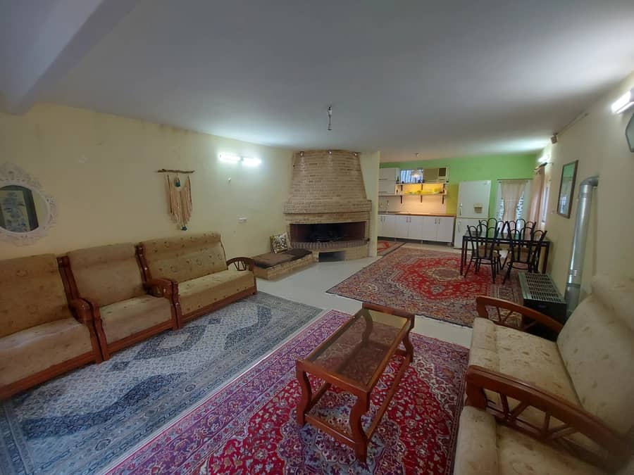ویلا با ویوو جنگل در روستای کوهستانی وسی سر فاضلآباد تراس با میز آتشدان و منظره کوهستان و جنگل