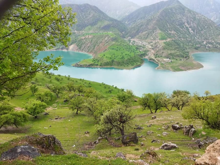 منظره کنار آتشکده مشرف به دره