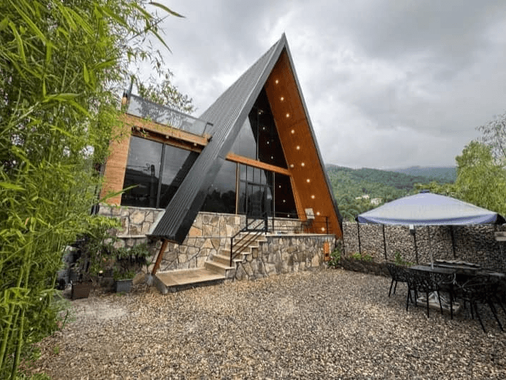 کلبه سوئیسی استخر سرپوشیده و جکوزیدار در روستای لتررامسر نما