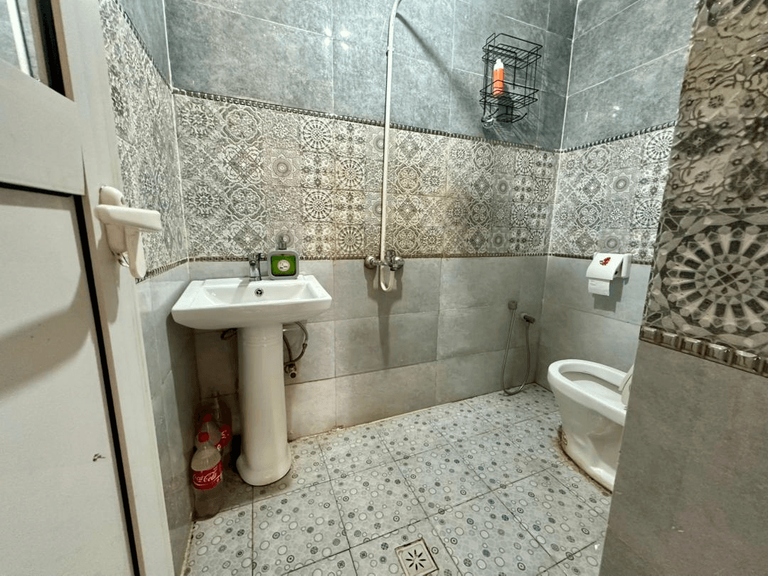 سرویس بهداشتی فرنگی و حمام در اتاق
