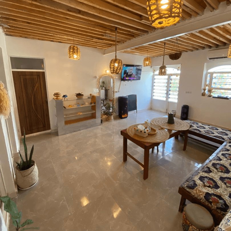 اجاره اقامتگاه بومگردی با استخر روباز در طبل قشم - درخت زندگی محوطه