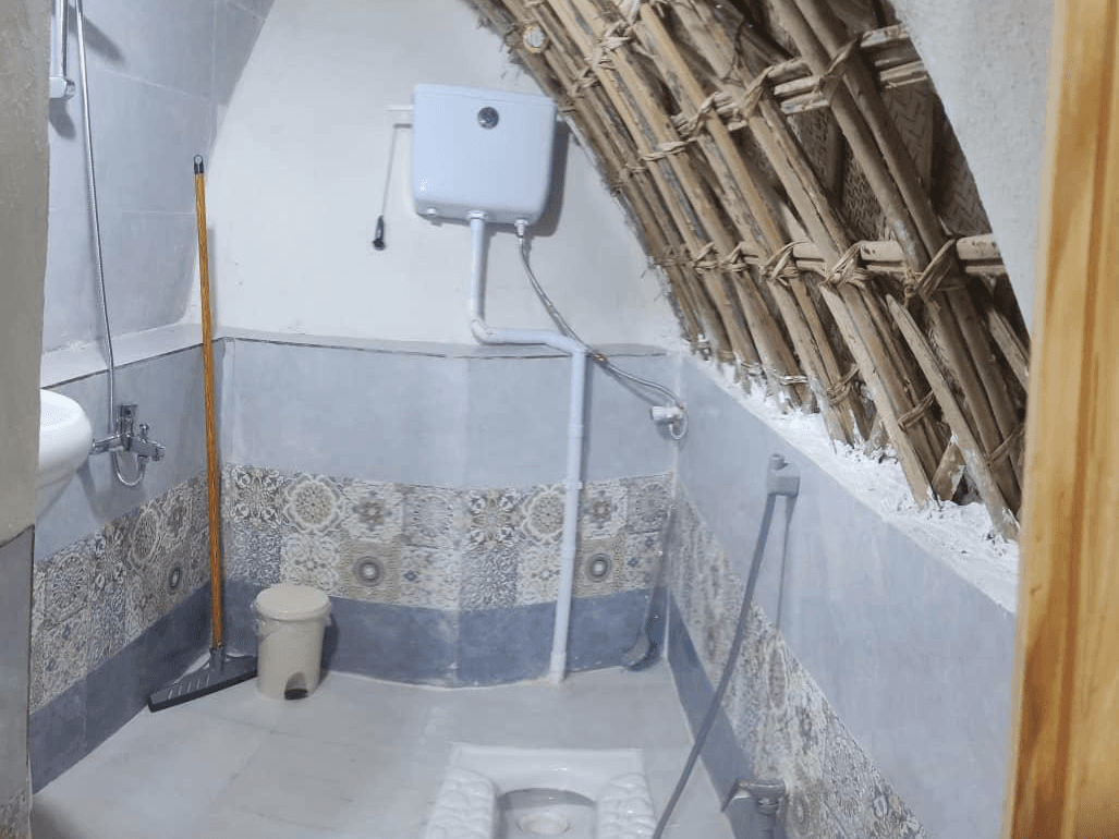 سرویس بهداشتی ایرانی و حمام داخل کپر