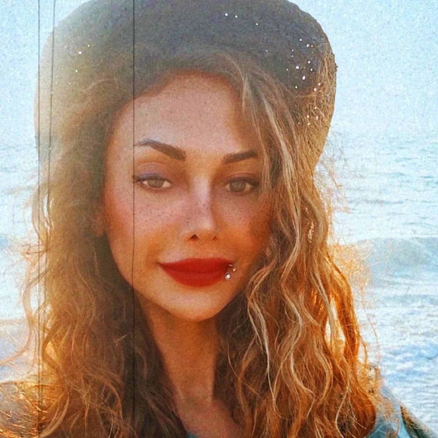 hostIntroImage-نیکی شکری