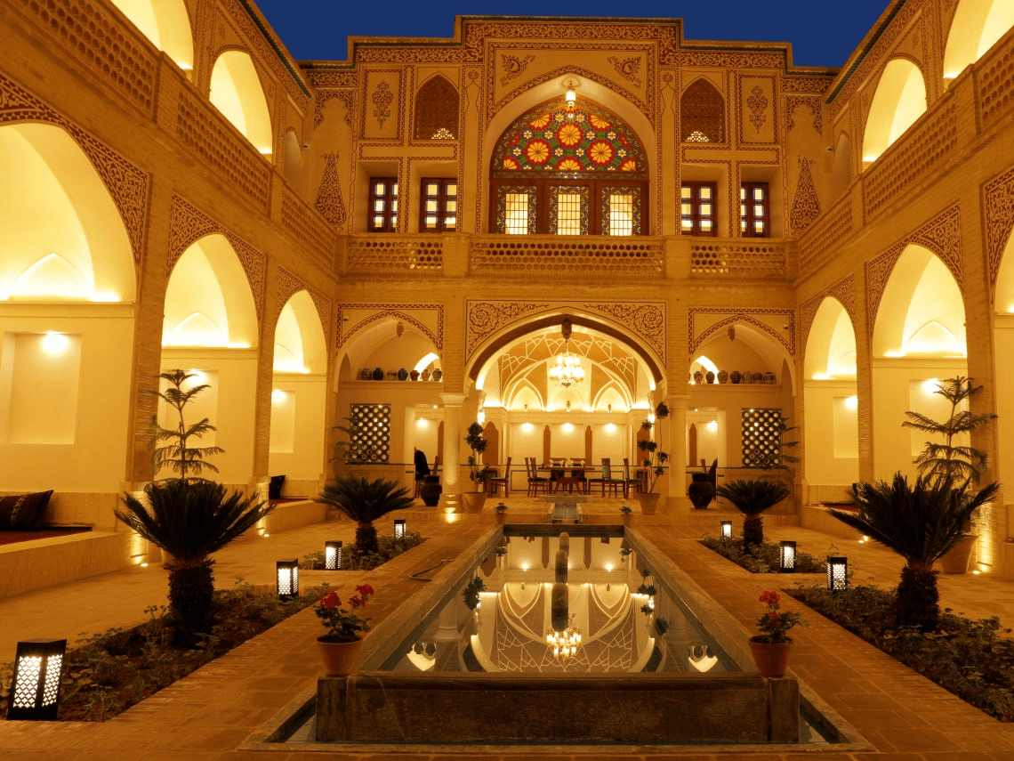 اقامتگاه سنتی در خیابان فاضل نراقی کاشان - 105 تریپل