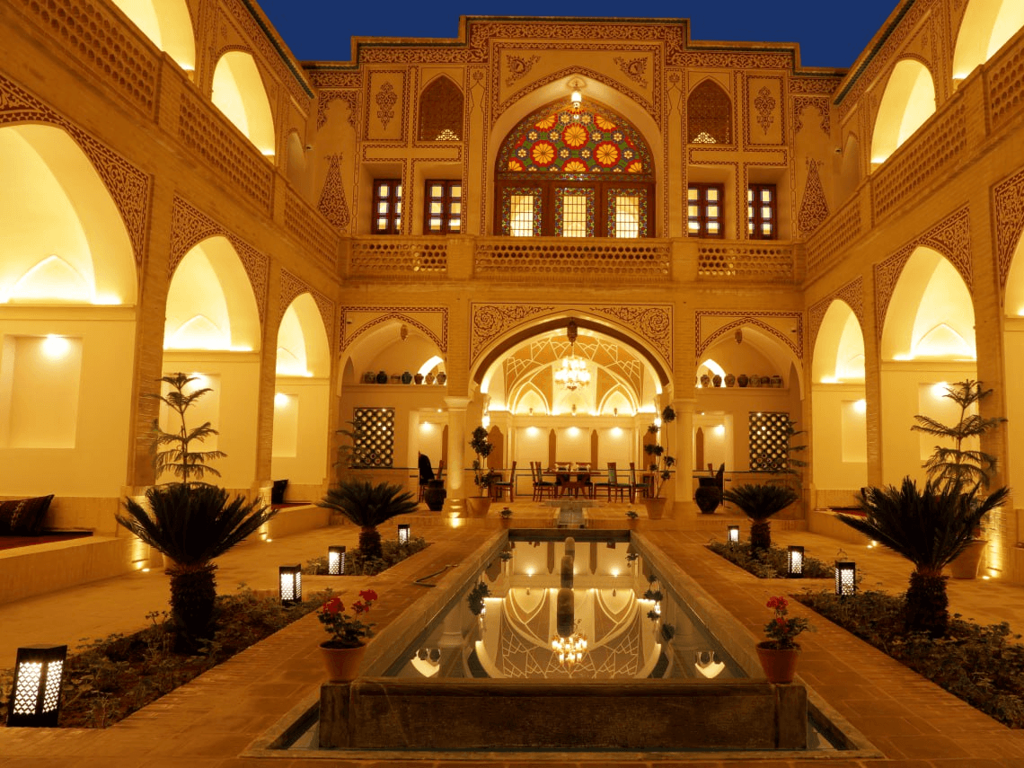 اقامتگاه سنتی در خیابان فاضل نراقی کاشان - 105 تریپل محوطه