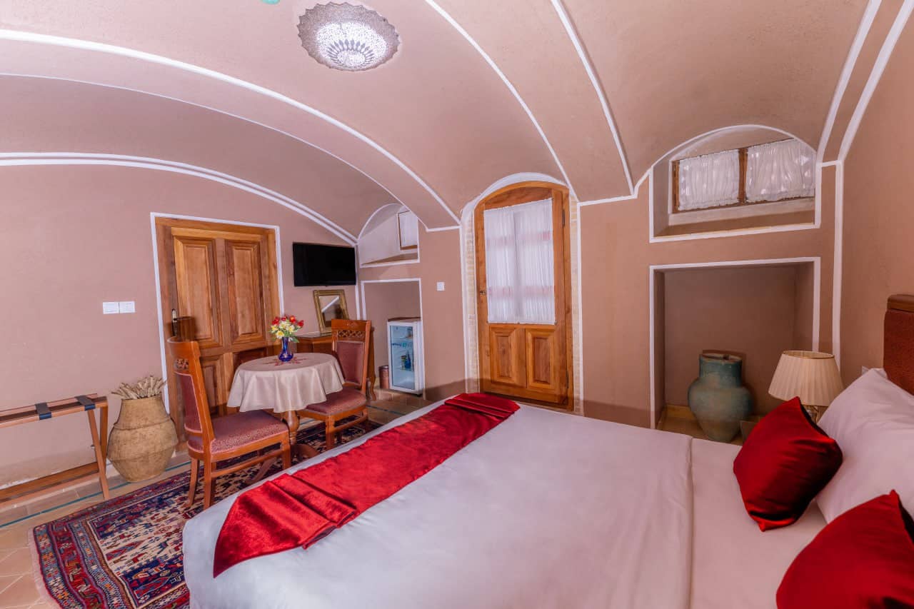 اقامتگاه سنتی در خیابان فاضل نراقی کاشان - 113 دابل نرمال کاهگل حیاط اصلی