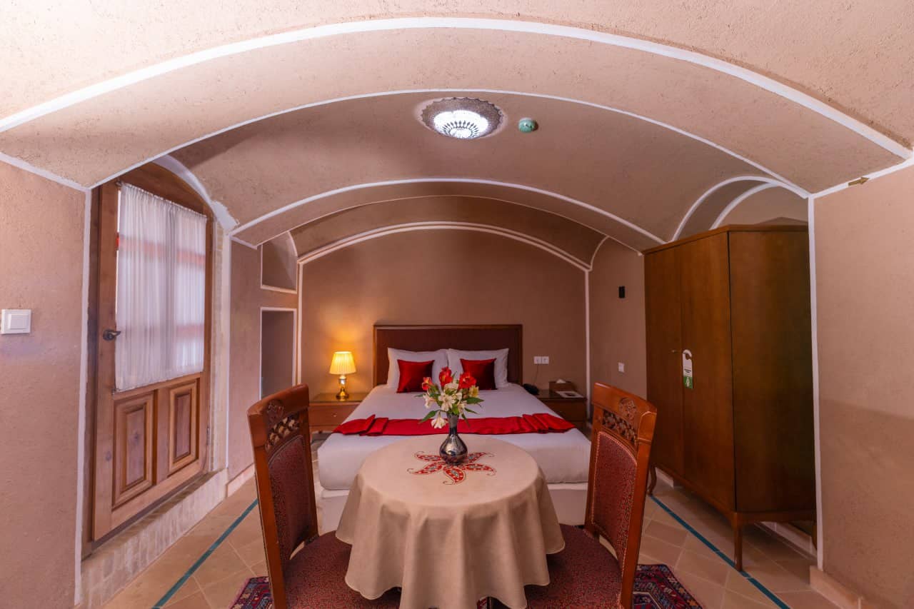 اقامتگاه سنتی در خیابان فاضل نراقی کاشان - 113 دابل نرمال کاهگل حیاط اصلی