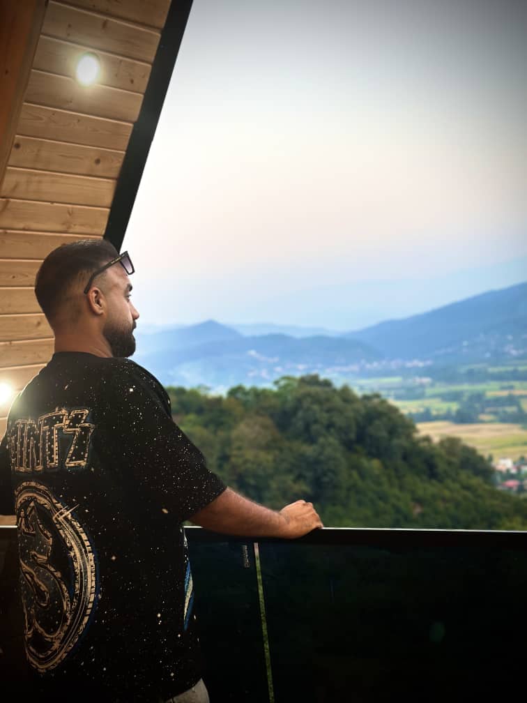 hostIntroImage-احسان قلی زاده آرایی