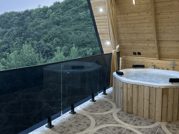 کلبه جنگلی دوبلکس جکوزی دار در سوادکوه تراس و جکوزی