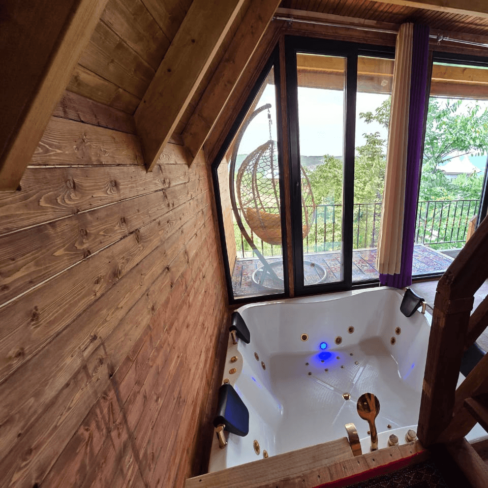 کلبه سوئیسی دوبلکس جکوزی دار در لفور نما کلبه