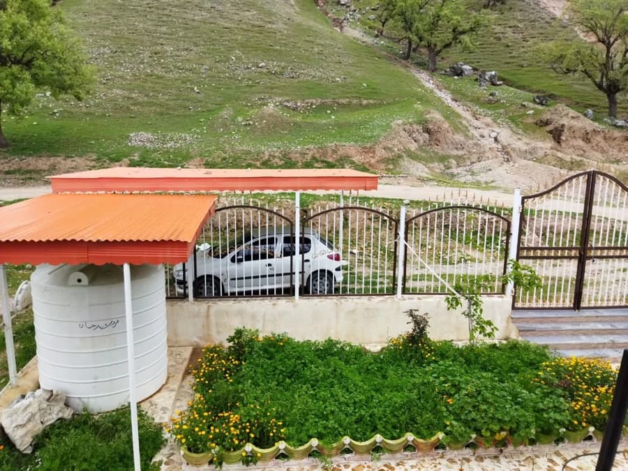 پارکینگ مسقف دو خودرو و گنجایش 5 خودرو