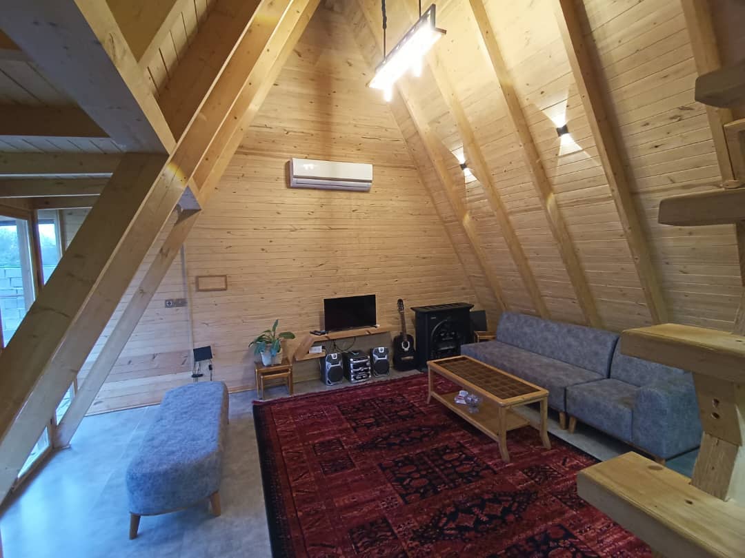 کلبه سوئیسی استخردار در روستای تجن گوکه - آستانه اشرفیه نمای کلبه