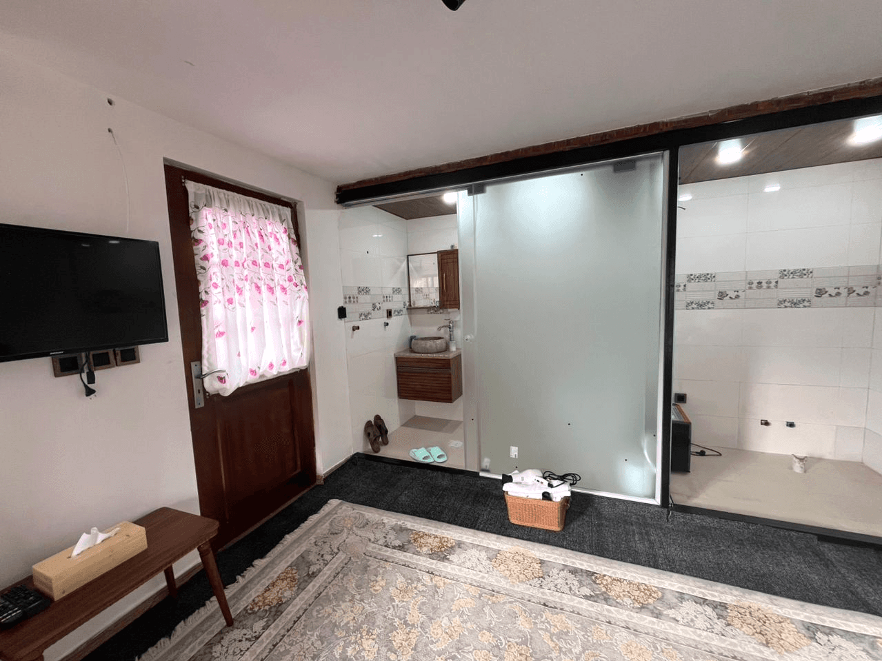 کلبه جنگلی در روستا سیوا تنکابن - چلچلا نما کلبه ها و حیاط