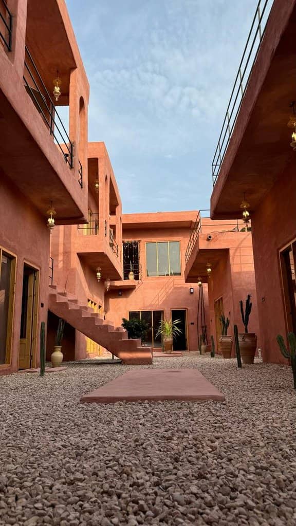 بوتیک هتل ساحلی در روستای سلخ قشم - دوتخته محوطه