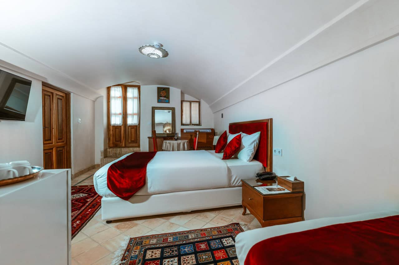 اقامتگاه سنتی در خیابان فاضل نراقی کاشان - 105 تریپل محوطه