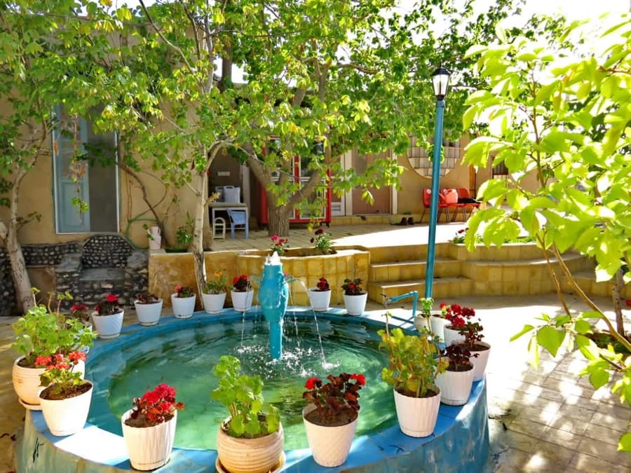 حیاط اقامتگاه