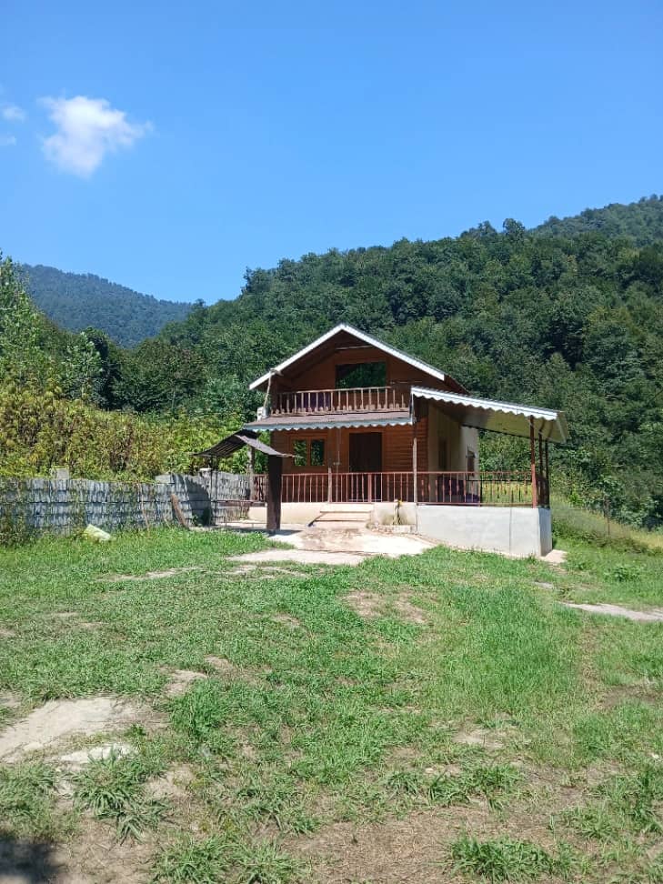 کلبه چوبی جنگلی در روستای دیگا ماسال چشم انداز
