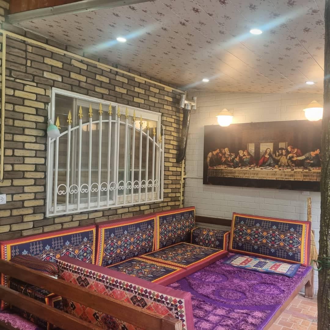 تخت سنتی در حیاط