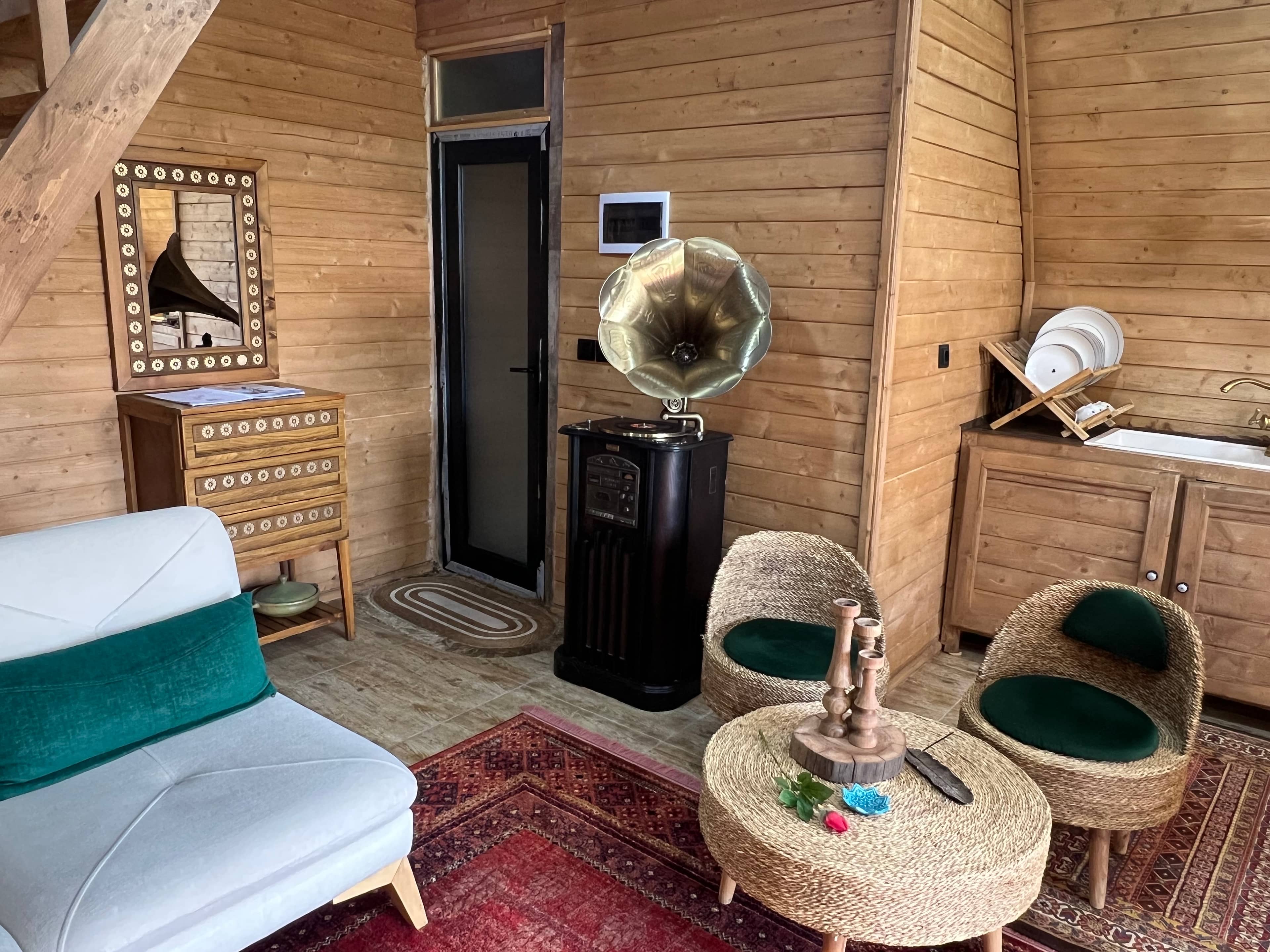 اجاره کلبه سوئیسی در روستا خرفکل شفت چشم انداز طبیعت