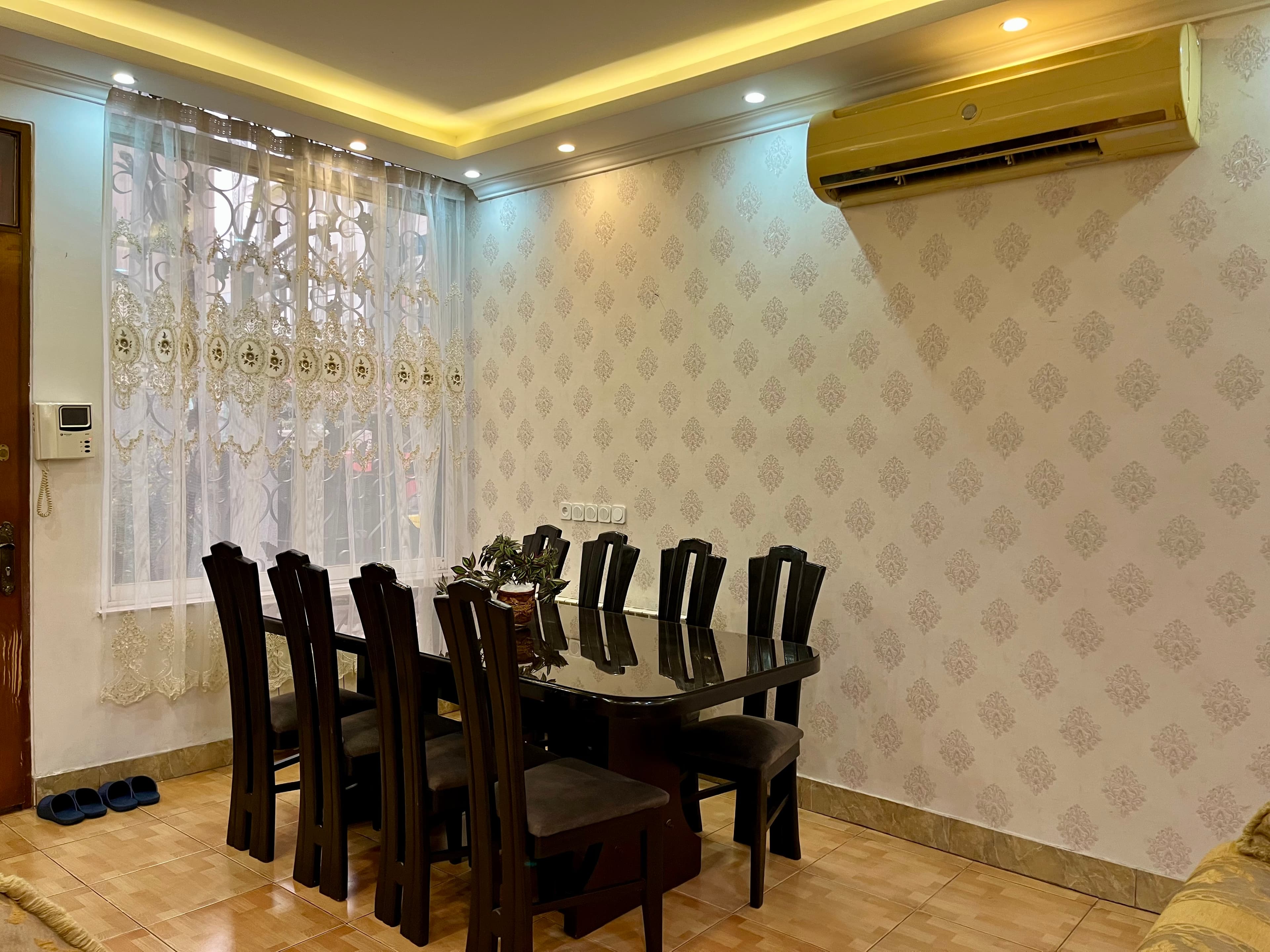 میز ناهار خوری در پذیرایی