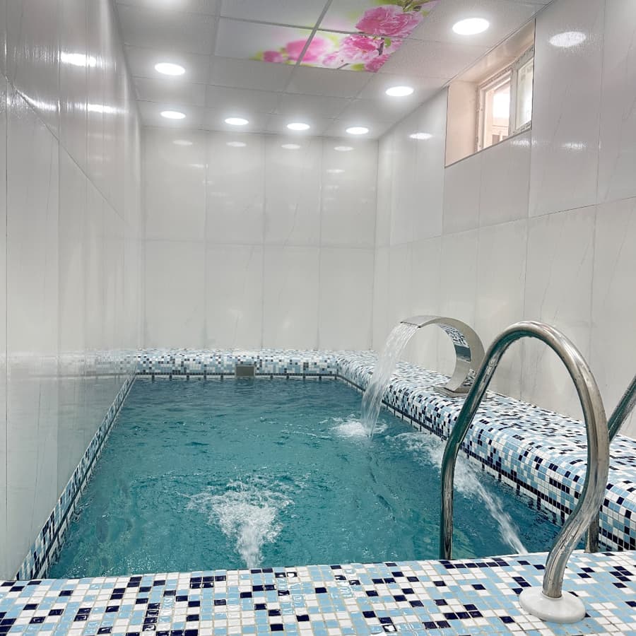 استخر سرپوشیده آب گرم