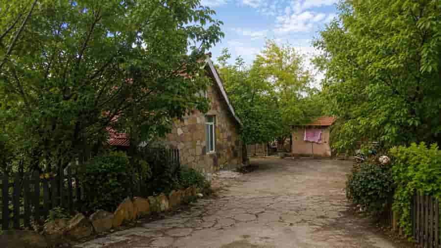 کلبه سوئیسی با استخر روباز آبسرد در روستای خوشمکان سپیدان