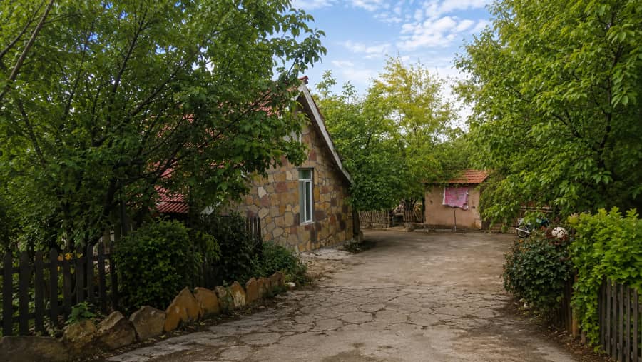 کلبه سوئیسی با استخر روباز آبسرد در روستای خوشمکان سپیدان
