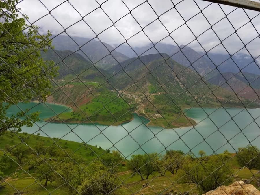 دره کنار آتشکده این منظره با چای آتیشی چه خالی میده و تاب خانوادگی