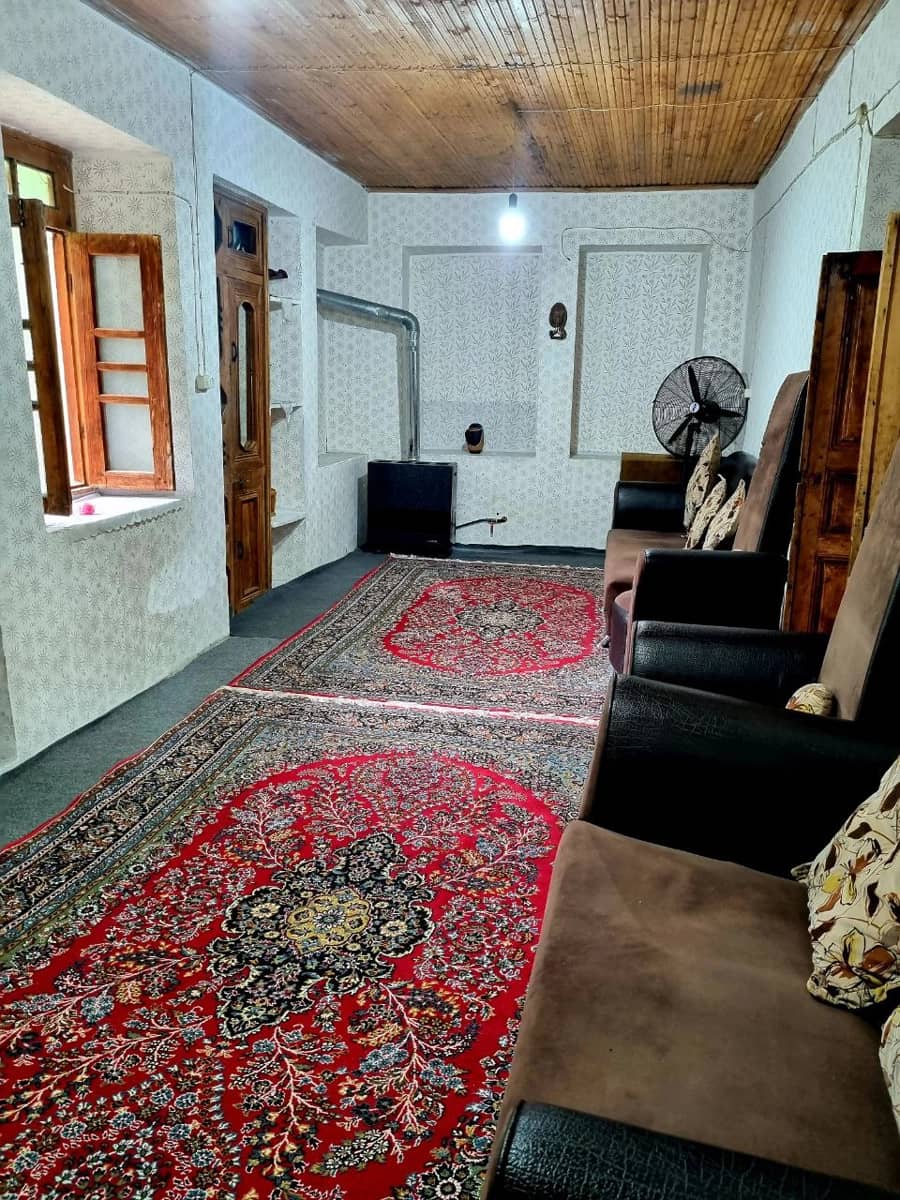 کلبه سنتی جنگلی در استخرگاه توتکابن نمای کلبه همراه با آلاچیق