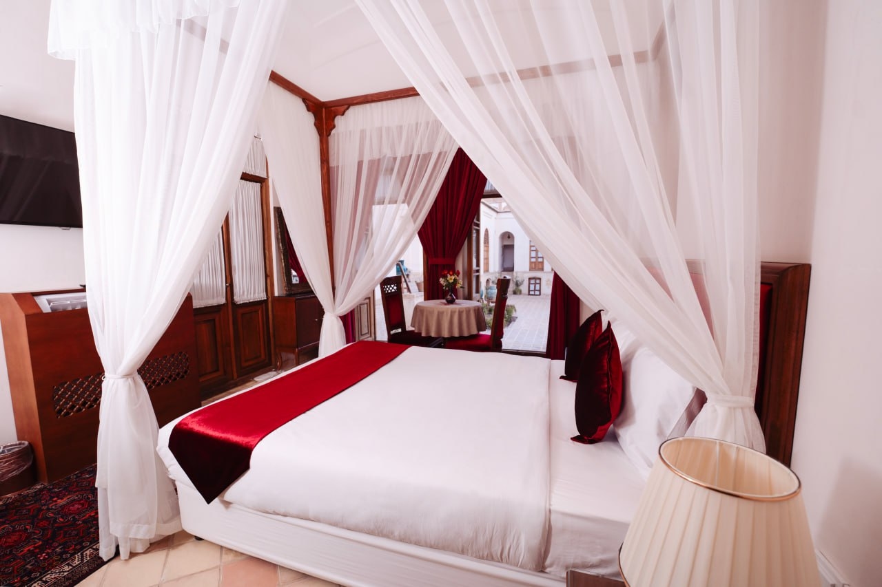 اقامتگاه سنتی در خیابان فاضل نراقی کاشان - 106 دابل لوکس