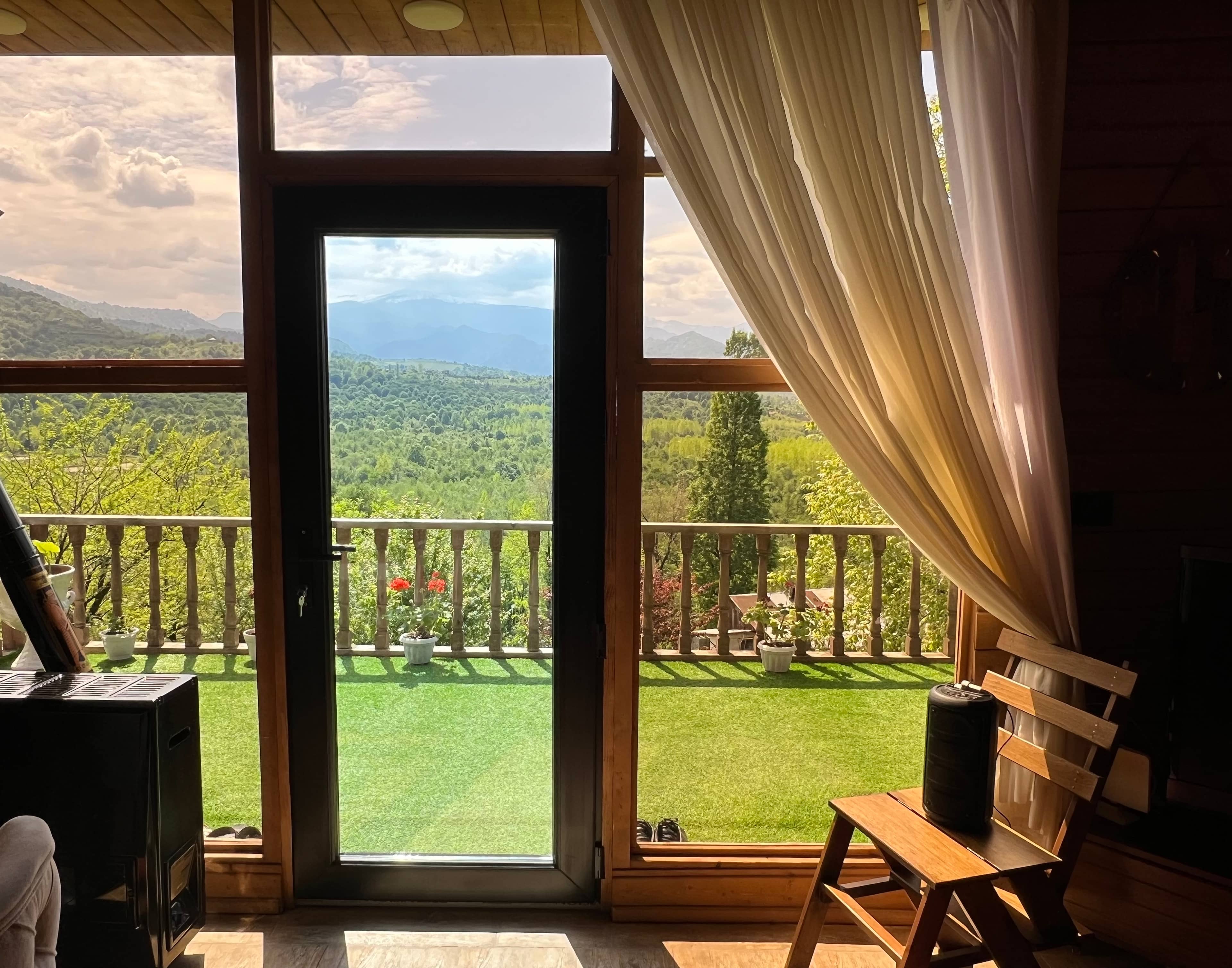 اجاره کلبه سوئیسی در روستا خرفکل شفت چشم انداز طبیعت