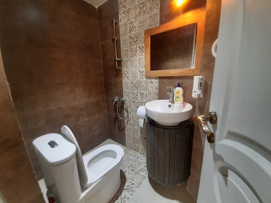 سرویس فرنگی و حمام داخل ساختمان