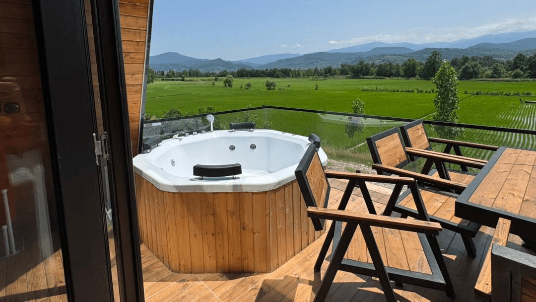 کلبه سوئیسی جکوزی دار در روستای بالف کلای شرقی سوادکوه تراس و جکوزی