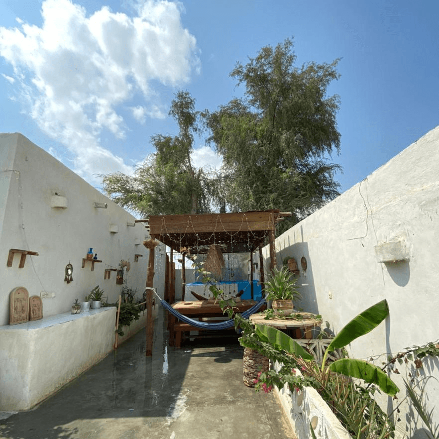 اجاره اقامتگاه بومگردی با استخر روباز در طبل قشم - هفت چاکرا محوطه