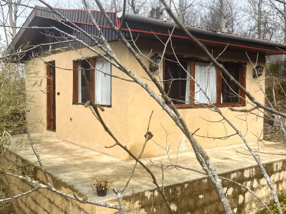 کلبه جنگلی در روستا سیوا تنکابن - چلچلا نما کلبه ها و حیاط