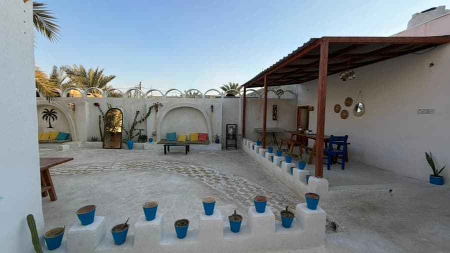حیاط اقامتگاه