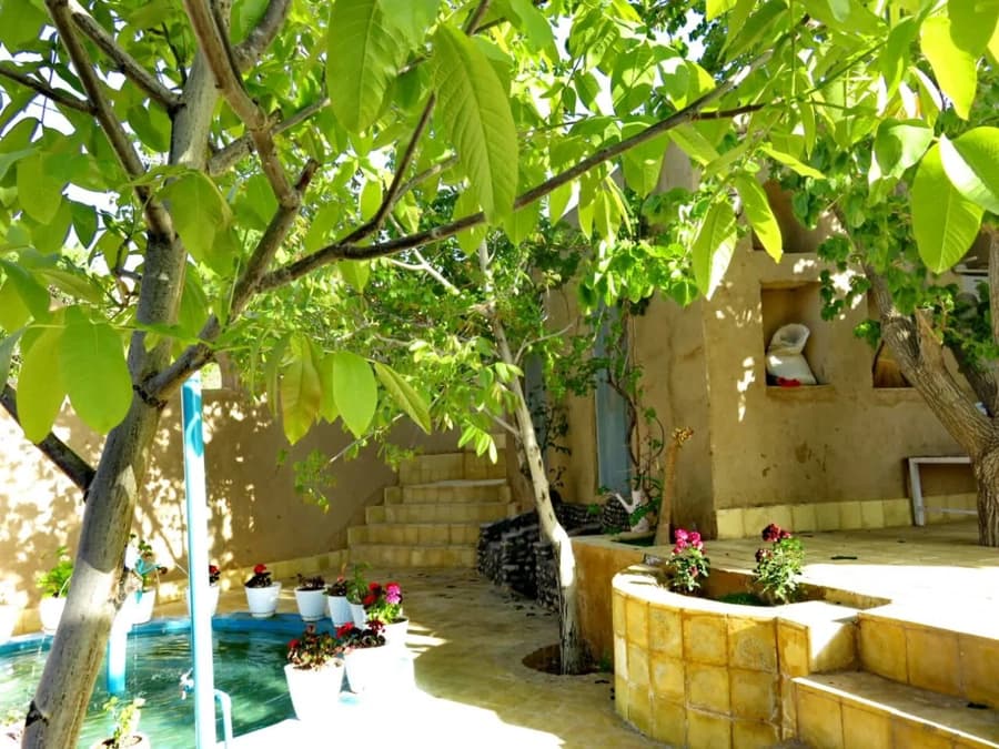 حیاط اقامتگاه