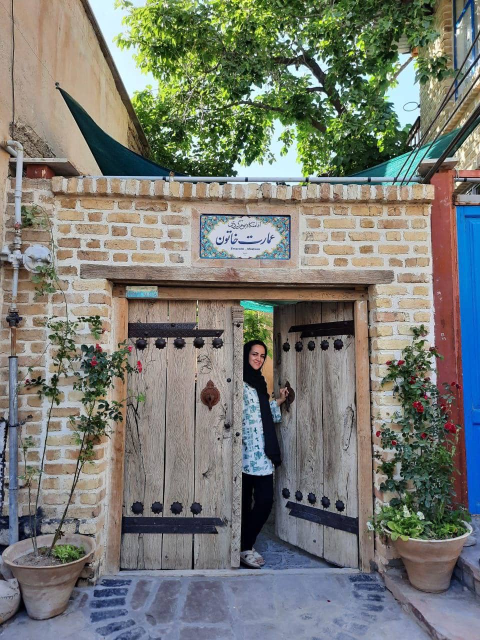 hostIntroImage-زینب کرمی
