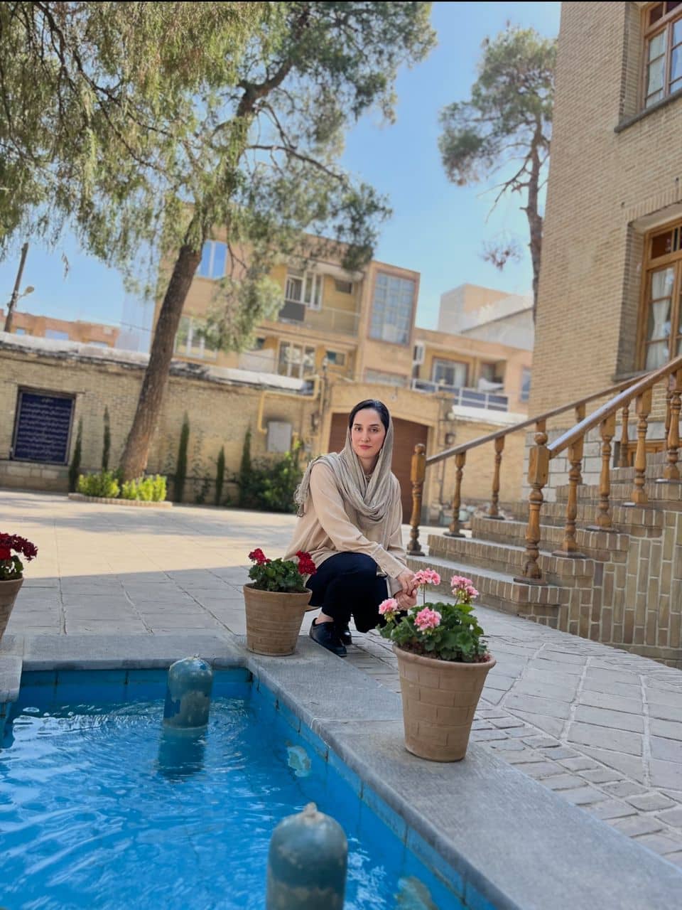 hostIntroImage-زینب محمودی