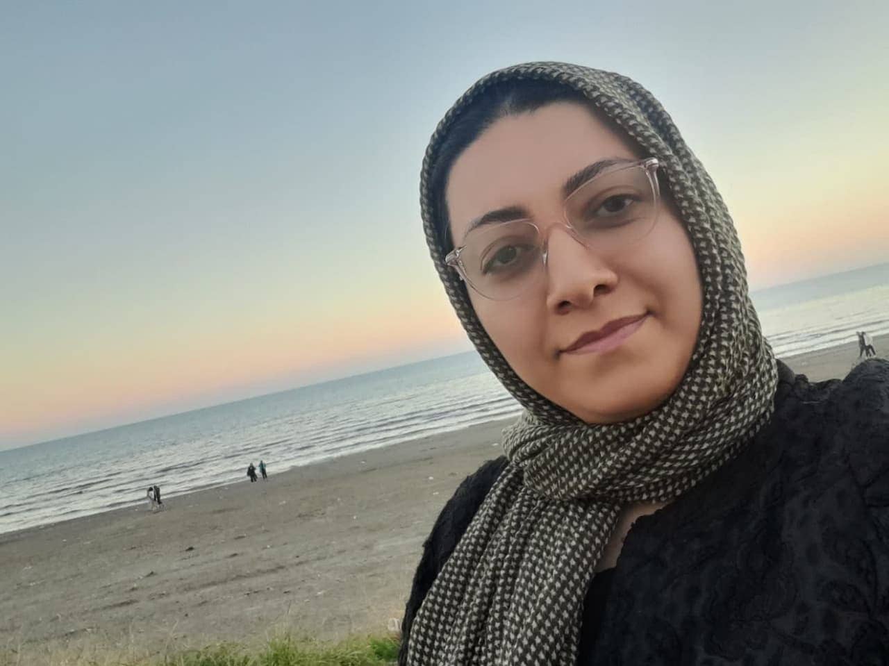 hostIntroImage-زینب نیک پور