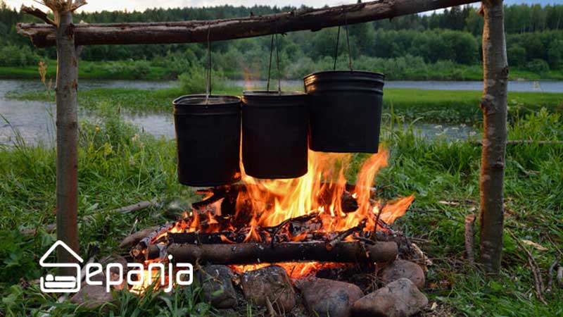 تهیه غذا در سفر در طبیعت سرسبز