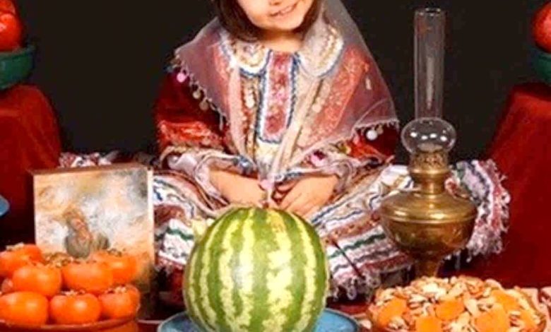 سفره یلدا با انار و هندوانه سنتی