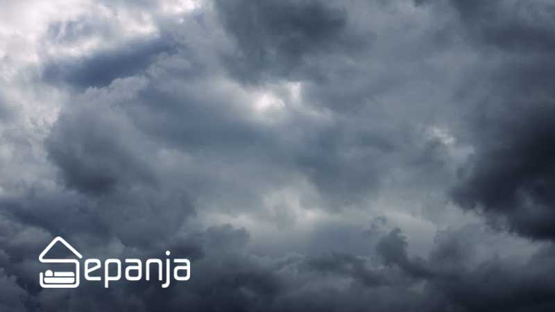 ابرهای بارانی برای وضعیت آب و هوایی در سفر