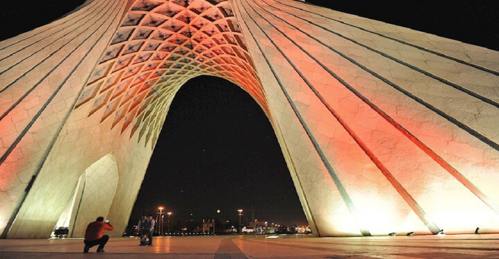 بهترین مکانهای شبگردی تهران — شور و هیجان شبانه پایتخت | سپنجا 5 میدان آزادی