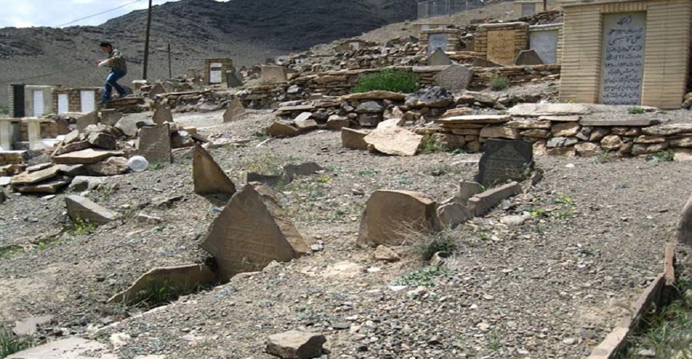 روستا ویونا ؛ یاقوتی سرخ در دل کویر 7 قبرستان قدیمی ابیانه