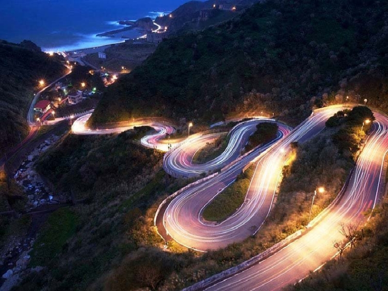 جاده چالوس در شب با نور خودروها میان کوهستان